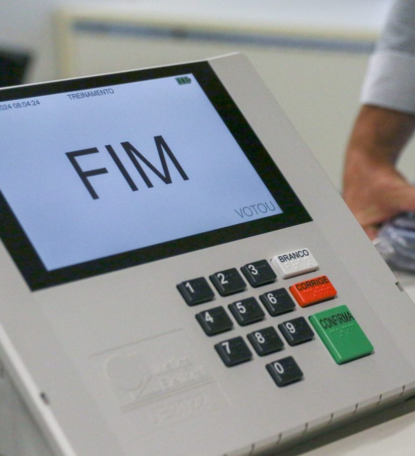 TRE-CE promove carga das urnas eletrônicas para o 2º turno das Eleições 2024