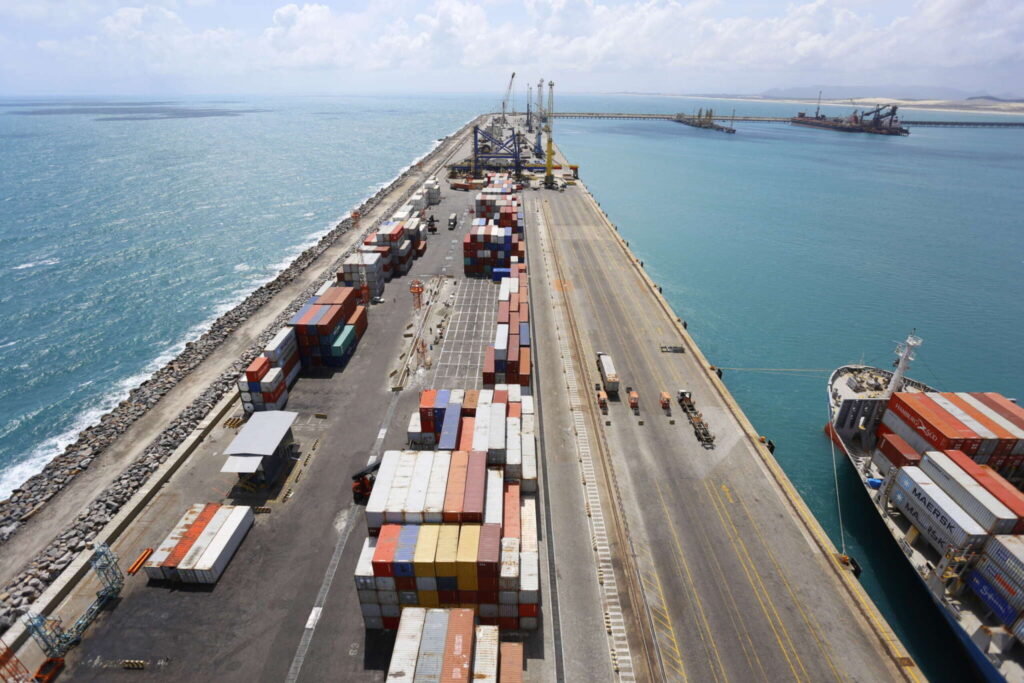 ATIVIDADES PORTUARIAS NO TERMINAL PORTUARIO DO PECEM; TERMINAL DE MULTIPLO USO - TMUT; CONTAINERS; CARGAS; ATIVIDADES DO COMPLEXO INDUSTRIAL PORTO DO PECEM;ECONOMIA;PORTO;NAVIO;INFRAESTRUTURA; FOTO © TATIANA FORTES/ GOV. DO CEARA