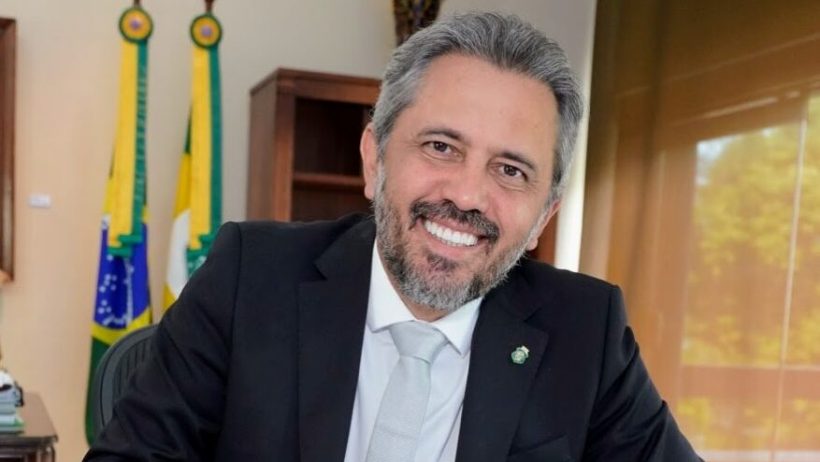Elmano assina projeto que aumenta em 25% os cargos nas universidades estaduais