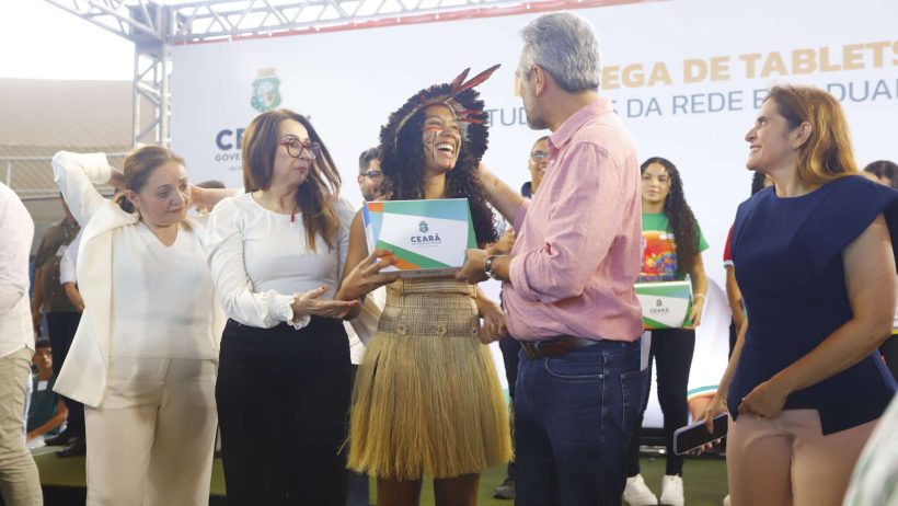 Elmano entrega mais de 25 mil tablets para alunos da rede estadual