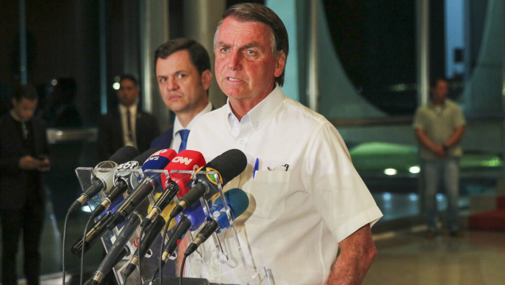 O ministro da Justiça e Segurança Pública, Anderson Torres,e o presidente da República, Jair Bolsonaro, falam à  imprensa no Palácio da Alvorada. (Foto:
Fabio Rodrigues-Pozzebom/ Agência Brasil)