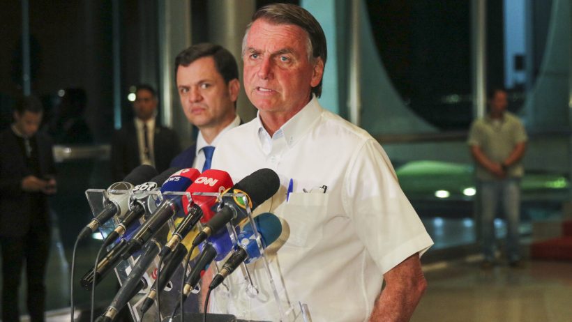 O ministro da Justiça e Segurança Pública, Anderson Torres,e o presidente da República, Jair Bolsonaro, falam à  imprensa no Palácio da Alvorada. (Foto:
Fabio Rodrigues-Pozzebom/ Agência Brasil)