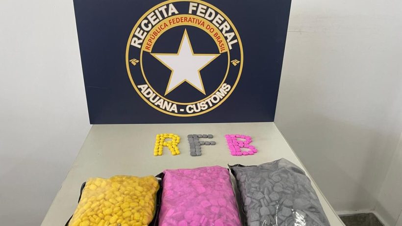 Receita Federal apreende aparelho de som recheado com 3 mil comprimidos de Ecstasy