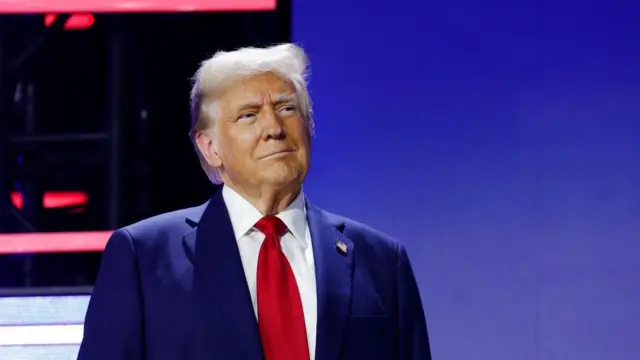 Trump anuncia retomada de bloqueio ao Irã e propõe taxa de 20% no Estreito de Ormuz