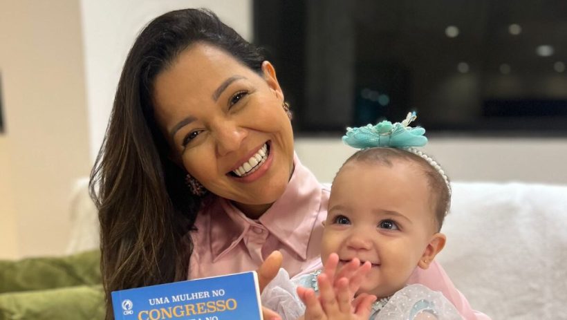 Vereadora Priscila Costa lança livro em shopping de Fortaleza