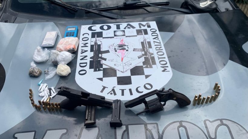 PM apreende armas e drogas em terreno do bairro Vila Peri