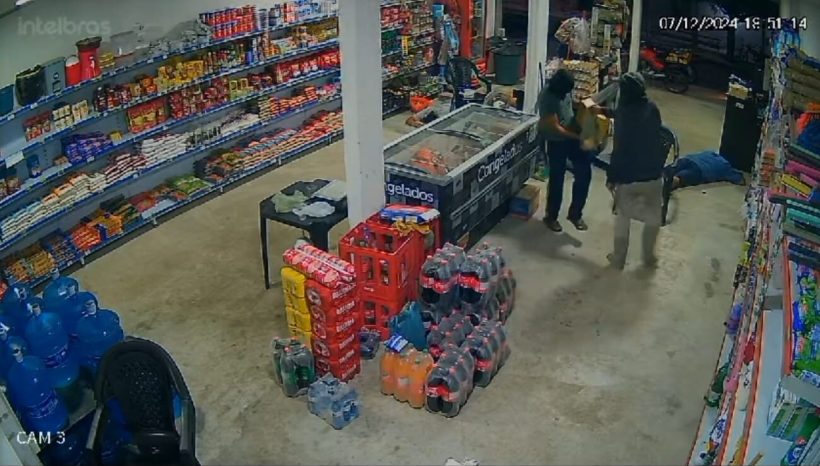 Bando rende funcionários e rouba 22 mil de mercadinho