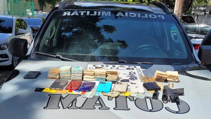 Polícia Militar apreende mais de R$ 45 mil, cartões de crédito e armas de fogo
