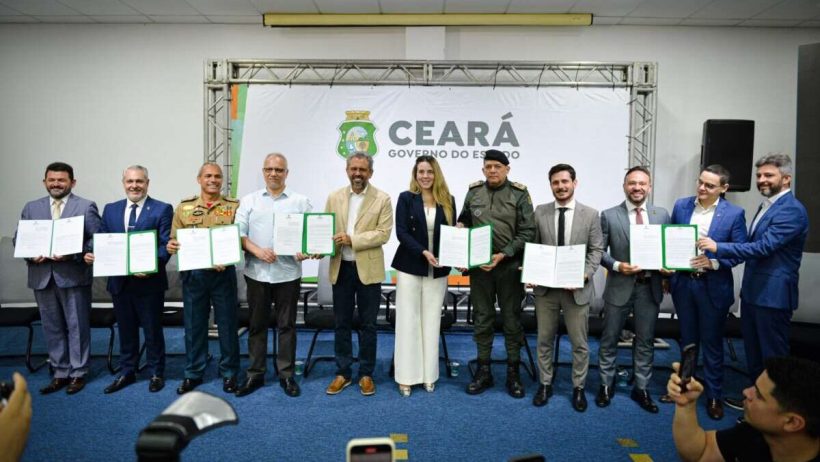 Governador Elmano assina projeto de reestruturação das forças de segurança