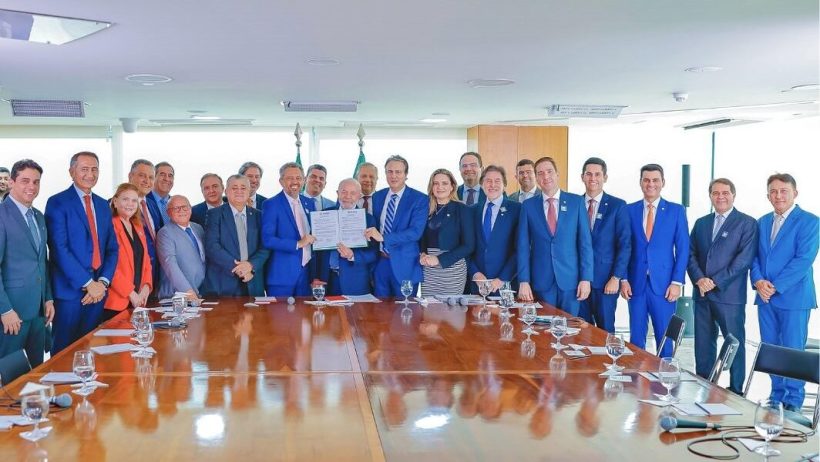 Lula assina ordem de serviço para duplicação do Eixão das Águas no Ceará