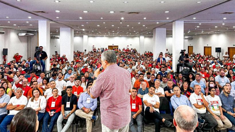 Guimarães lança candidatura ao Senado durante plenária do PT no Ceará