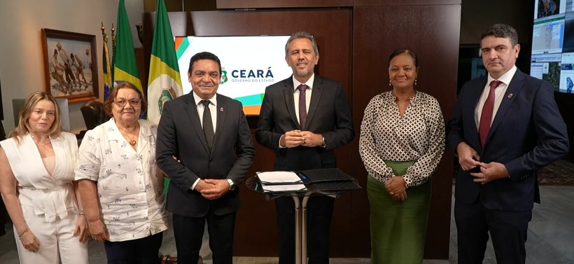 Reitor Hidelbrando Soares toma posse para novo mandato na UECE