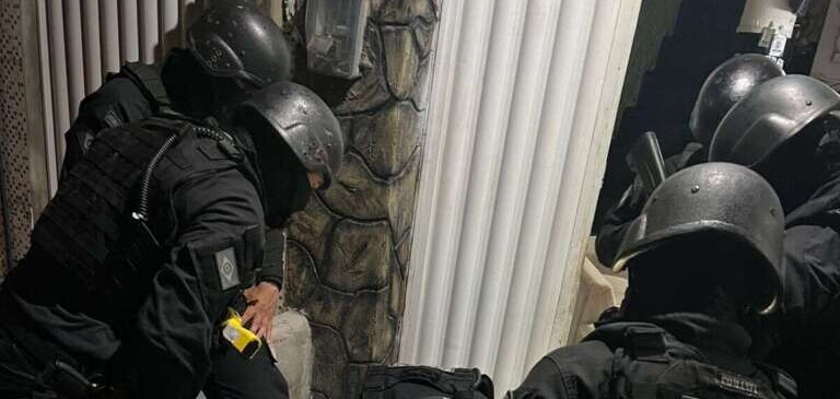 Homem é preso por manter esposa e filha em cárcere privado