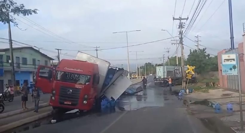 Acidente entre trem e caminhão interrompe trânsito na entrada de Sobral