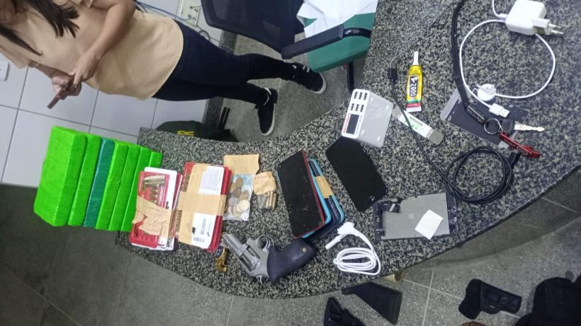 PM apreende drogas, armas, munições e captura três suspeitos em condomínio de Pacatuba