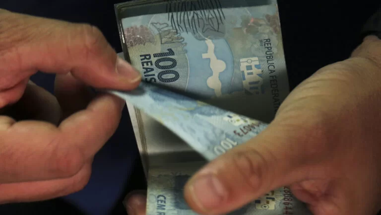 Servidores estaduais e de Fortaleza recebem primeira parcela do 13º salário
