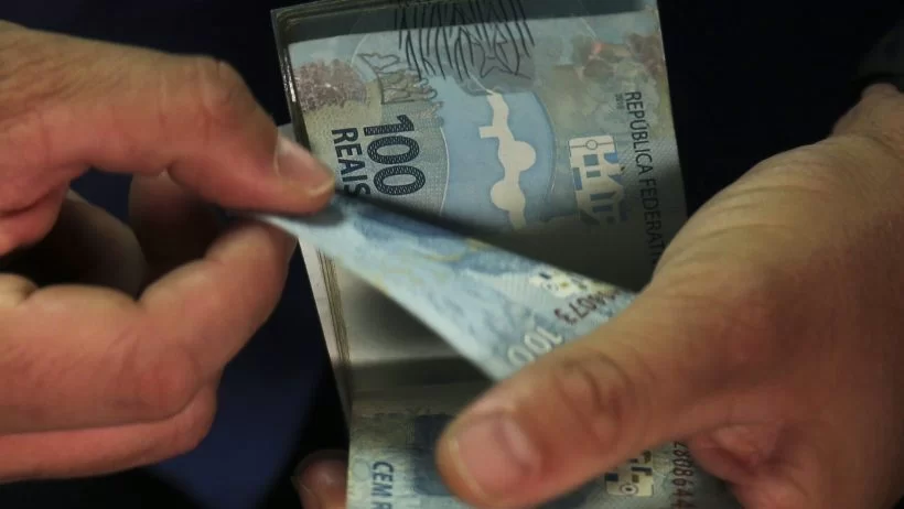 Servidores estaduais e de Fortaleza recebem primeira parcela do 13º salário