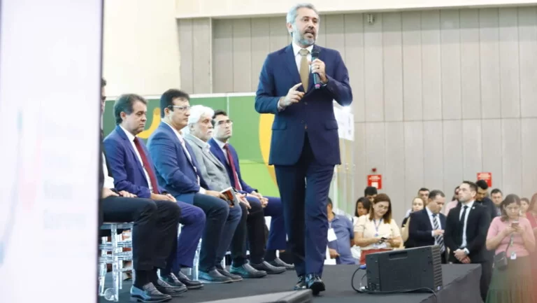 Governador Elmano defende colaboração entre Estado e municípios