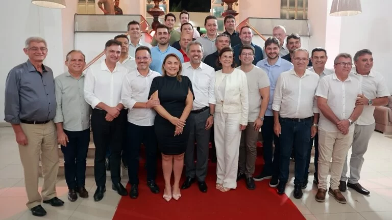 Prefeito Glêdson Bezerra janta com governador Elmano em meio a especulações sobre 2026