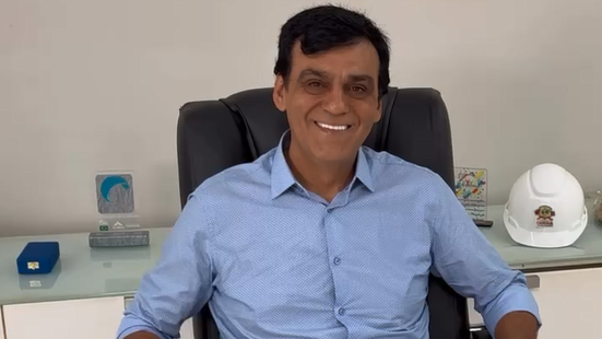 Naumi inicia mandato como prefeito de Caucaia levando a própria cadeira para o gabinete