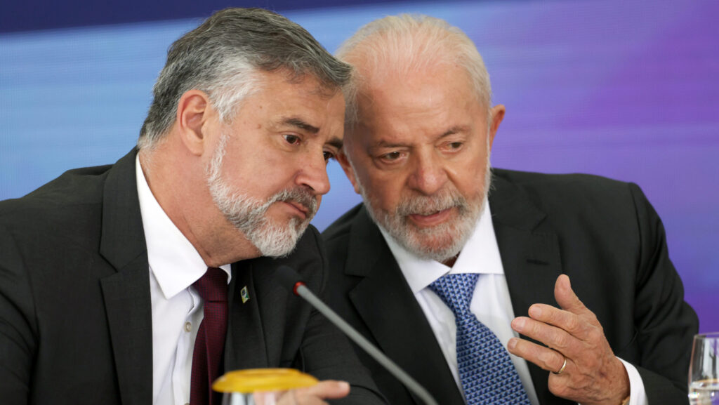 Brasília (DF), 18/09/2024 - O ministro Paulo Pimenta e o presidente Luiz Inácio Lula da Silva durante cerimônia de lançamento do Plano de Ação 2024/2025 para redução dos impactos da dengue e de outras arboviroses, às 11h, no Palácio do Planalto. (Foto: José Cruz/Agência Brasil)