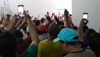 Servidores de Iguatu invadem sede da Prefeitura cobrando salários atrasados deixados pela ex-gestão