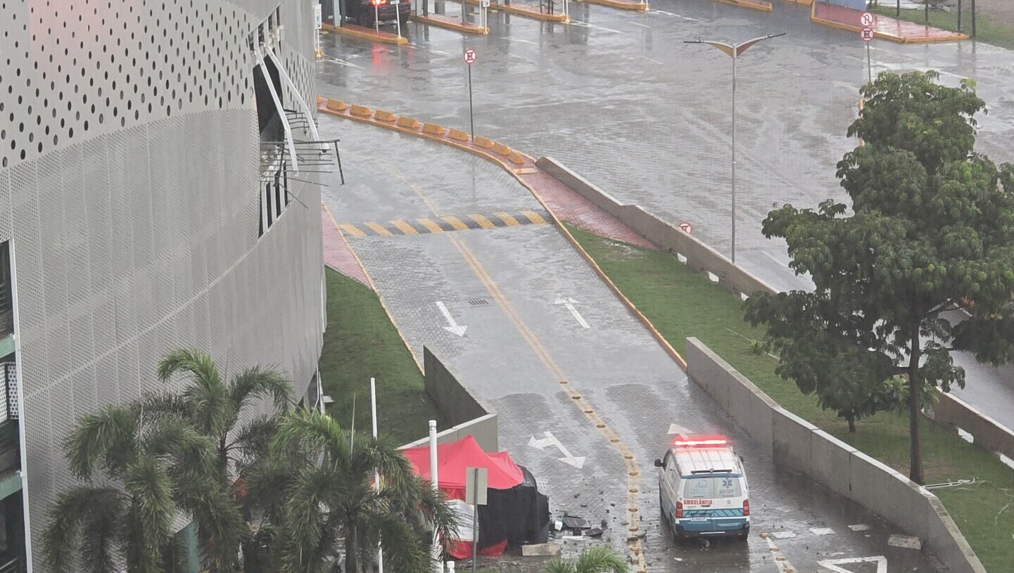 Carro cai de andar em estacionamento de shopping em Fortaleza