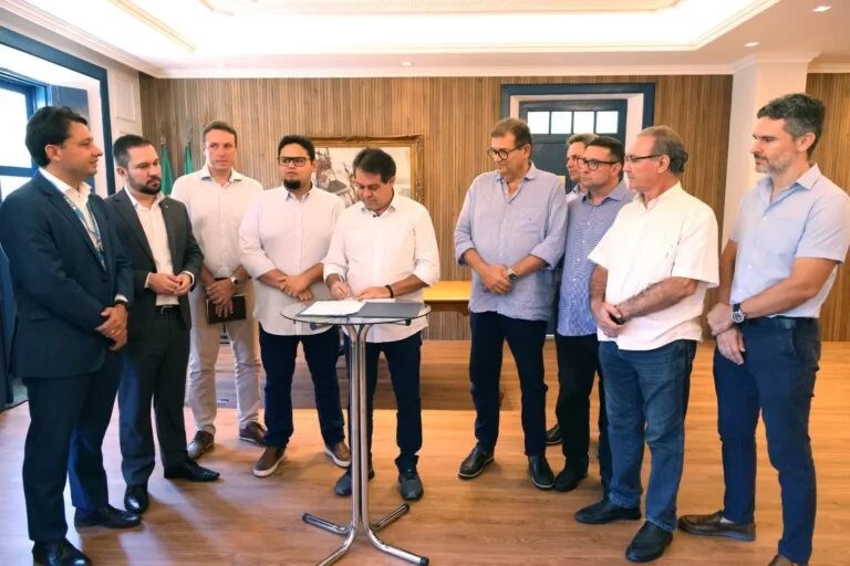 Prefeito Evandro assina contrato para construção de 128 moradias na Paupina