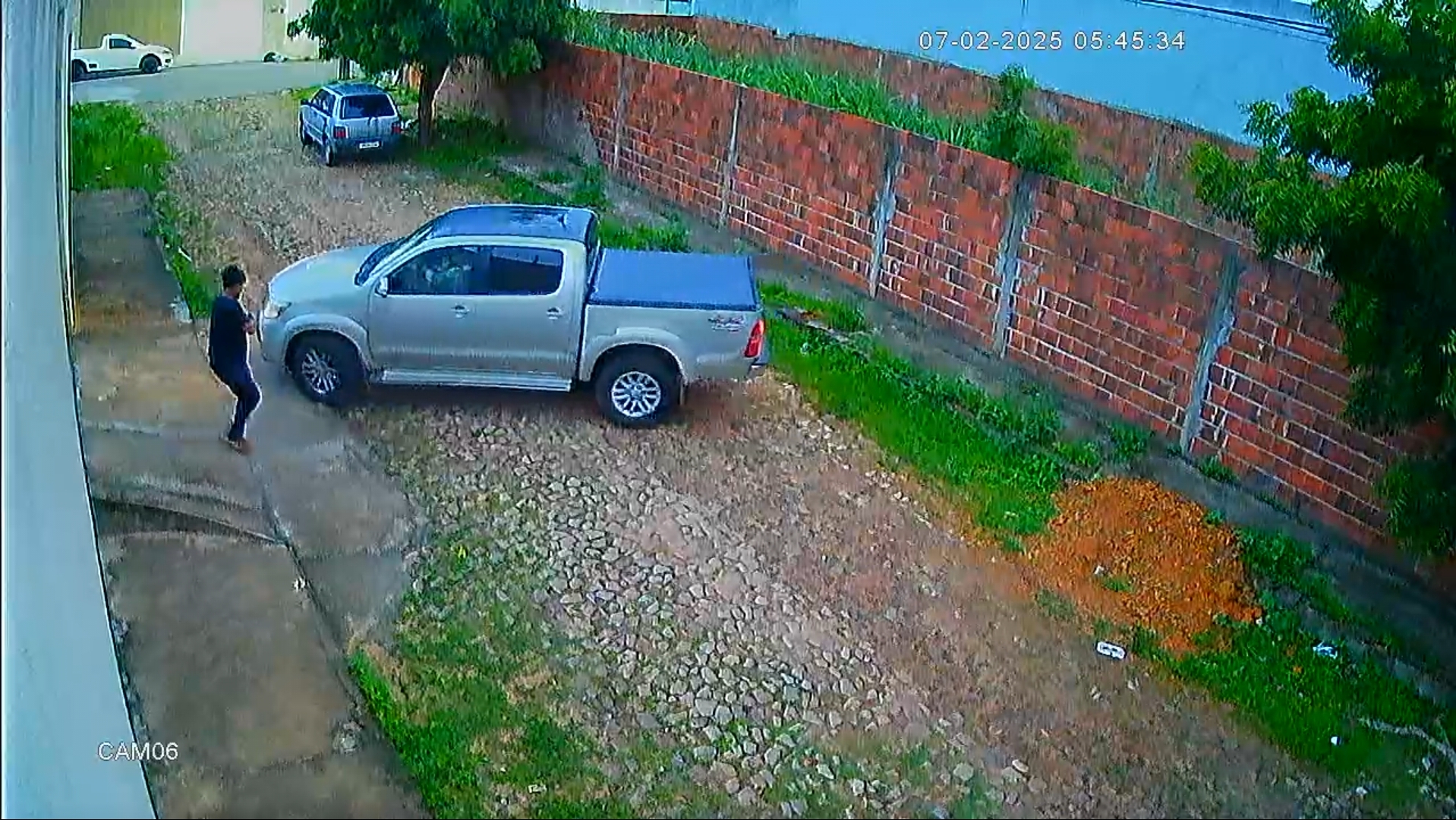Bando invade casa e rouba dinheiro e veículo importado