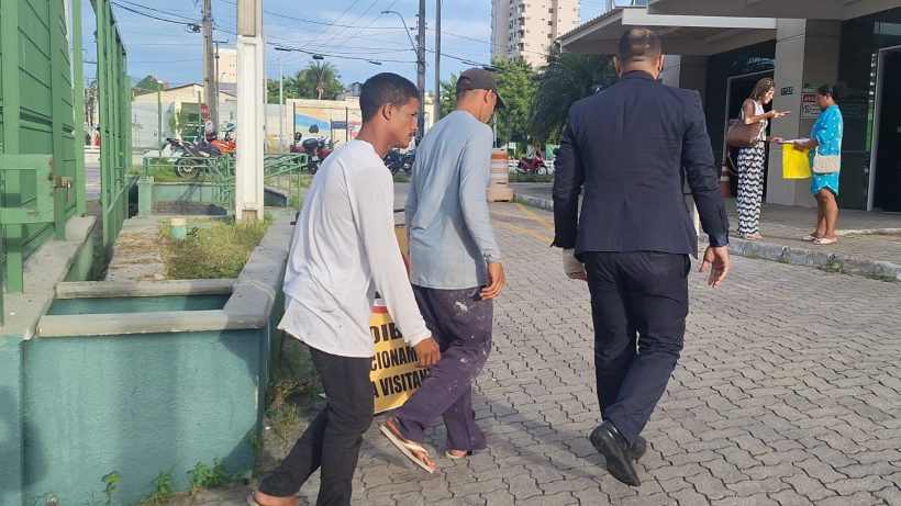 Dupla flagrada agredindo vítima de homicídio em shopping se apresenta à polícia
