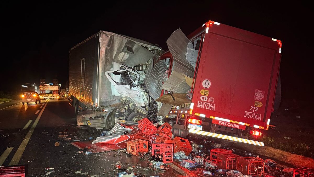 Acidente entre caminhões deixa dois mortos e um ferido na BR-116