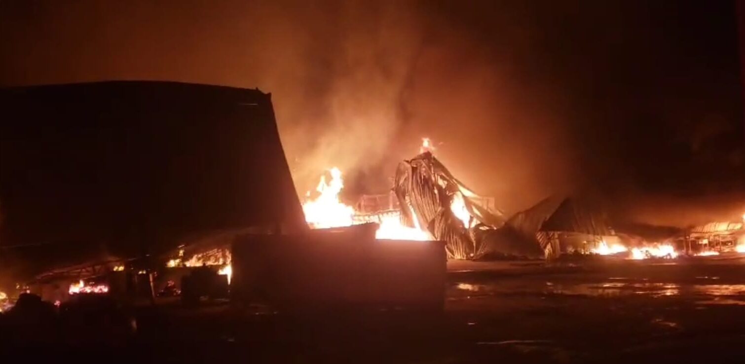 Incêndio de grandes proporções destrói fábrica de colchões em Eusébio