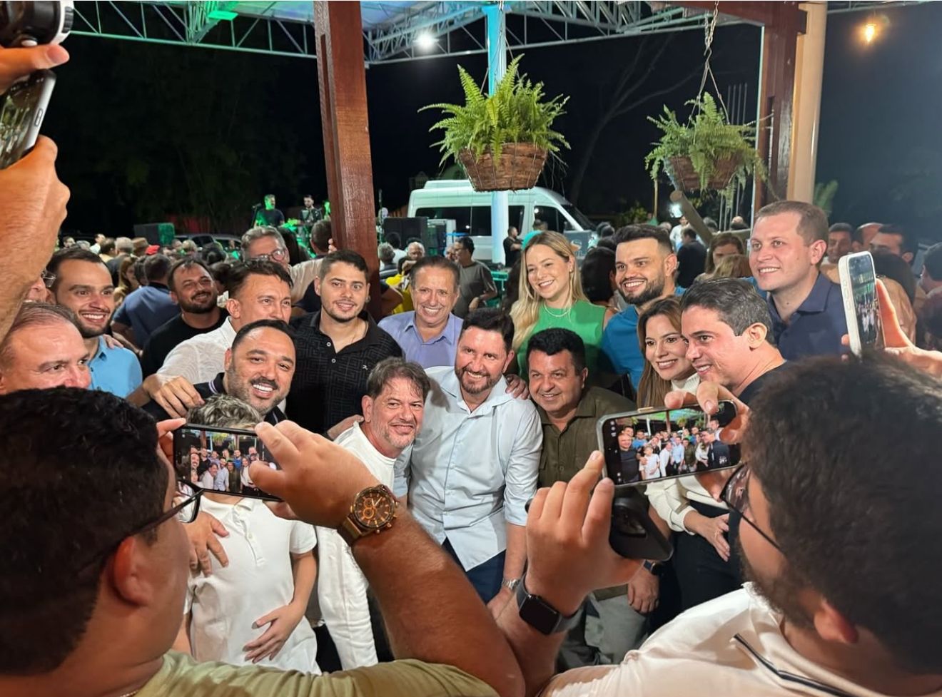 Cid inaugura shopping com jeito de lançamento de candidatura ao Governo