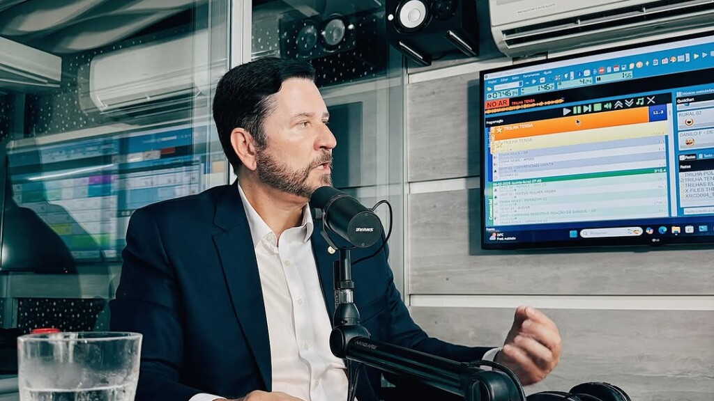 O presidente da Alece, Romeu Aldigueri, esteve nos estúdios da Rede Plus FM, na manhã desta quinta-feira, 06. (Foto: Thallis Cantizani/ASCOM)