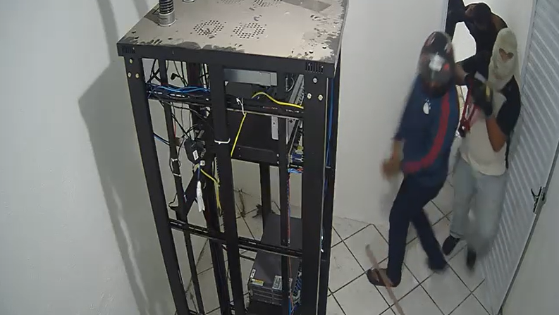 Vídeo mostra criminosos invadindo sede de empresa de internet no Porto do Pecém