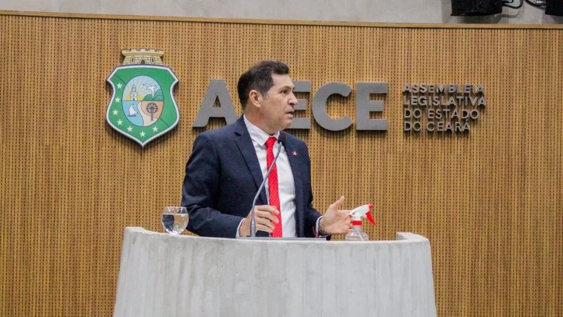 Deputado De Assis Diniz destaca avanços na Educação e rebate críticas ao governo Elmano