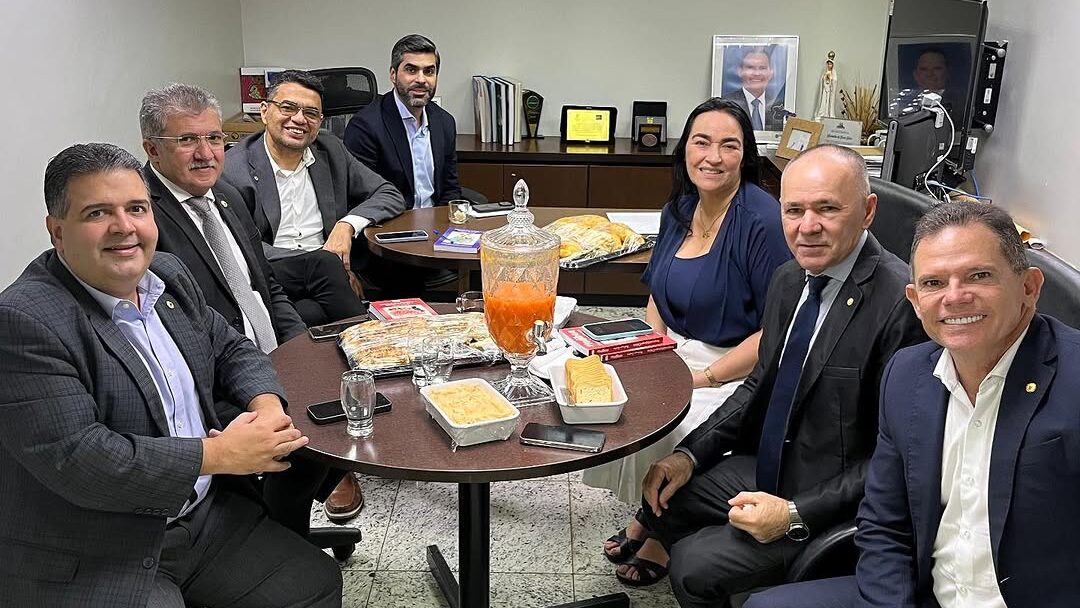 Deputados de oposição na Alece se reúnem para discutir candidatura única ao Governo do Ceará em 2026
