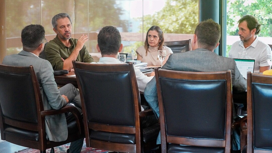 Elmano discute pauta salarial e plano de carreira com Sindicato Apeoc