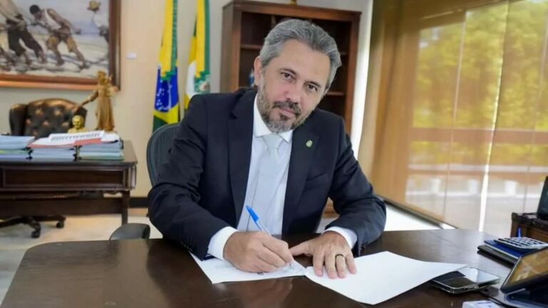 Governador Elmano decreta ponto facultativo na segunda e terça-feira de Carnaval