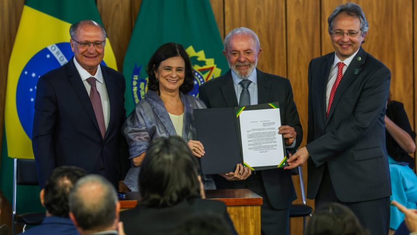 Brasília (DF), 25/02/2025 - Presidente Luiz Inácio Lula da Silva (2d) ao lado da ministra da saúde, Nísia Trindade (2e), durante cerimônia de assinatura de parcerias para fortalecimento da produção e inovação de vacinas e biofármacos
(Foto: Jose Cruz/Agência Brasil)
