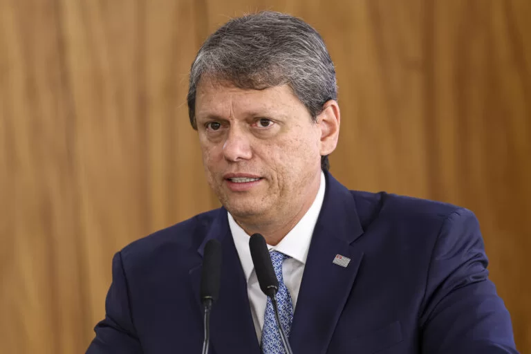 Tarcísio lidera corrida ao governo de SP e pode vencer no primeiro turno, aponta pesquisa