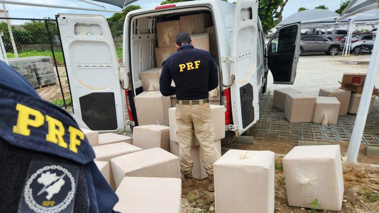 PRF apreende carga com 1,5 milhão de cigarros paraguaios contrabandeados, em Caucaia