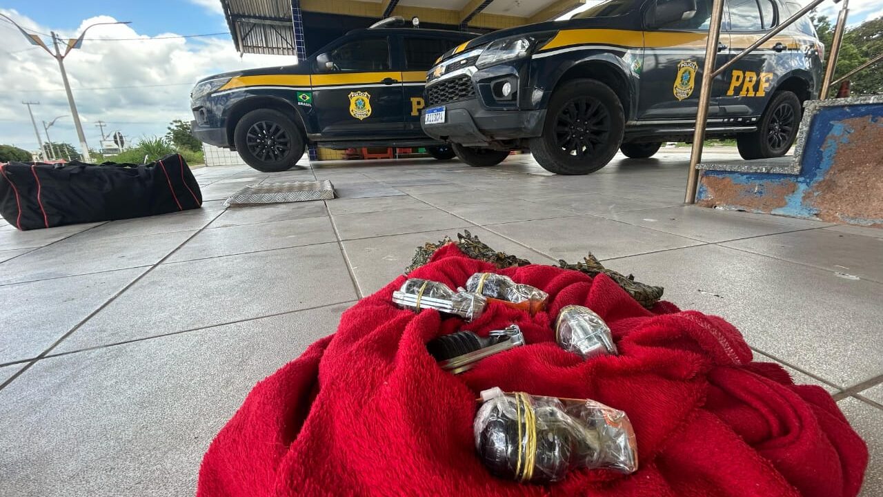 PRF apreende granadas e drogas em ônibus interestadual na BR-116, em Russas