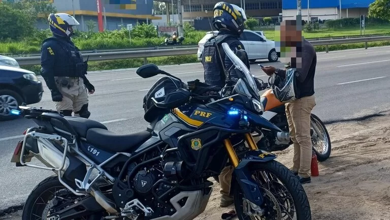 Homem condenado por homicídio qualificado no Piauí é preso pela PRF, em Fortaleza