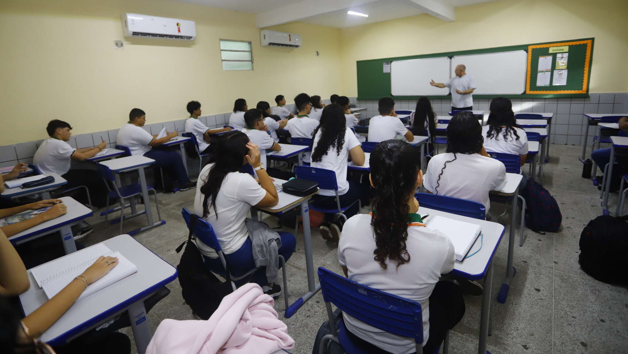 Elmano encaminha à Alece mensagem de reajuste do piso salarial para professores da rede estadual