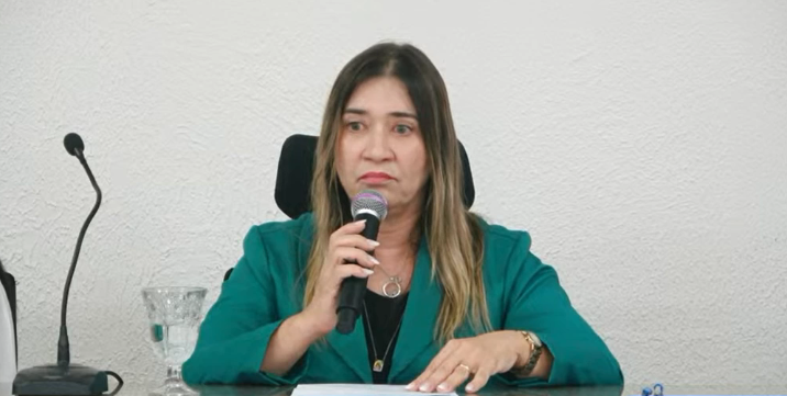 Vereadora chora ao passar presidência da Câmara de Pindoretama à sucessora