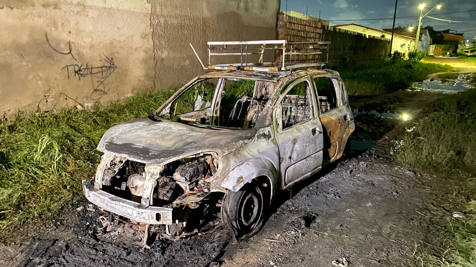 Veículo de empresa de internet é incendiado em Caucaia