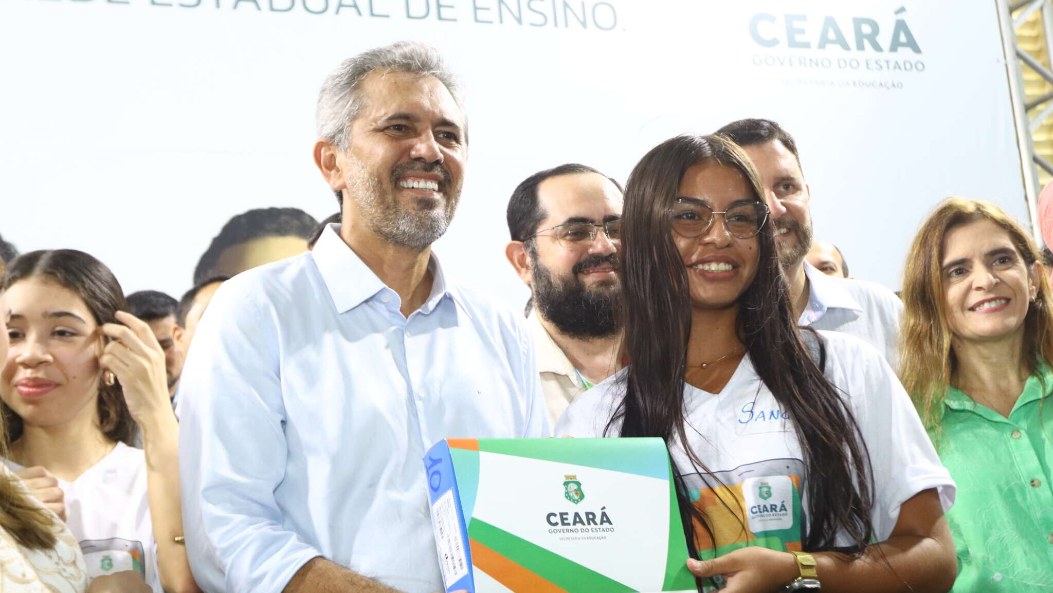 Governador Elmano entrega mais de 5 mil tablets para estudantes cearenses