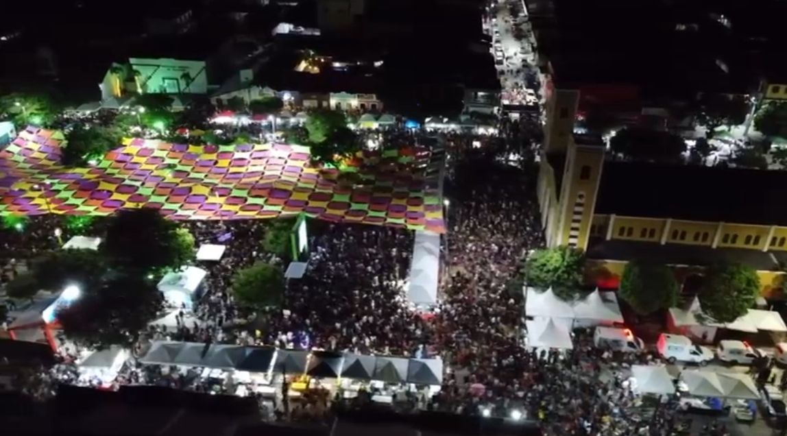 Paracuru reúne multidão e mostra força na disputa pelo maior Carnaval do Ceará