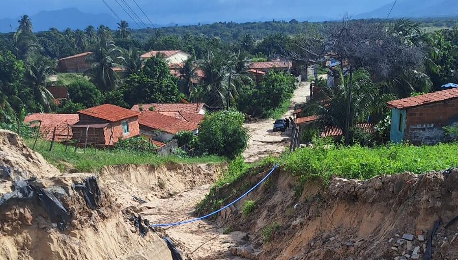 Chuvas deixam moradores de Caucaia desabrigados e uma residência soterrada